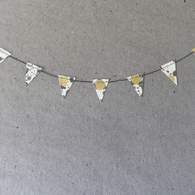 Flaggor vit svart guld girland